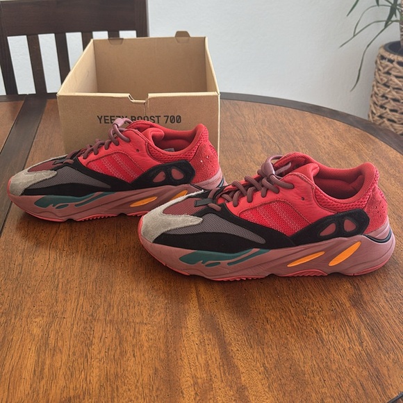 Yeezy Boost 700 - Picture 3 of 10